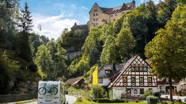Burg Rabenstein im Ahorntal mit Falknerei und uriger Gutsschenke.