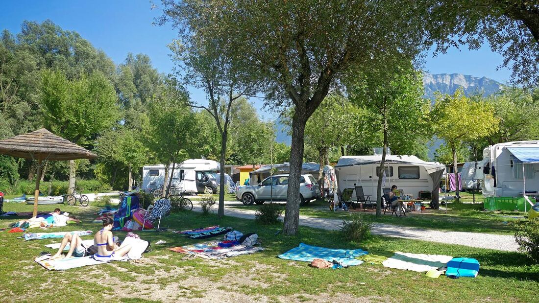  Der Campingplatz Lago di Levico liegt mitten in einem natürlichen Park direkt am Ufer des gleichnamigen Sees.