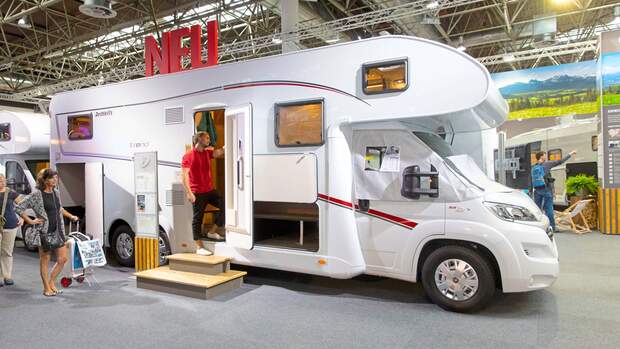 8,61 Meter misst der 64 999 Euro teure Dreiachser mit Doppelboden.
