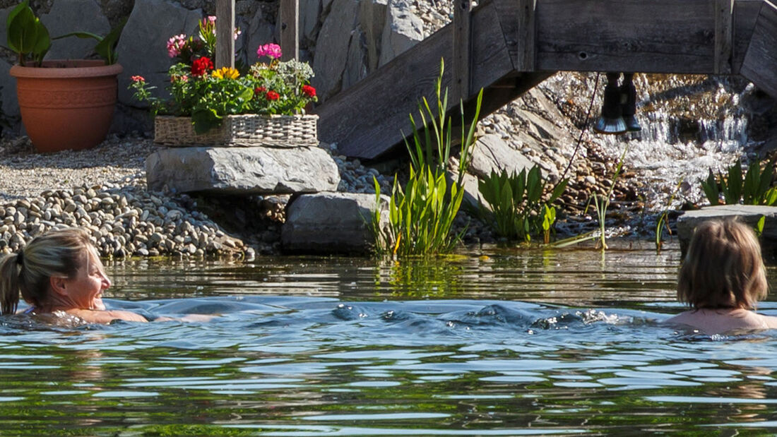 Ab Juni 2014 können Gäste des Kur- und Feriencamping Max 1 in Bad Füssing im neuen platzeigenen Thermalhallenbad mit beheiztem Außenbecken ein Bad nehmen und in der Saunaladschaft entspannen.