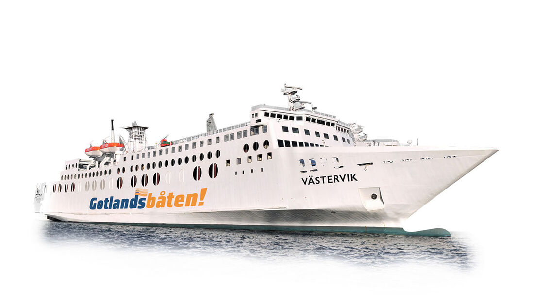 Ab dem 16. Juni bis Mitte August betreibt die Reederei Gotlandsbåten die Fährlinie mit bis zu vier Abfahrten täglich. Die Überfahrt mit der Fähre dauert etwa 3 Stunden und 20 Minuten.