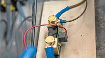 Alle Kabel, die vorher am Minuspol der Batterie hingen, kommen an die freie Seite des Shunts