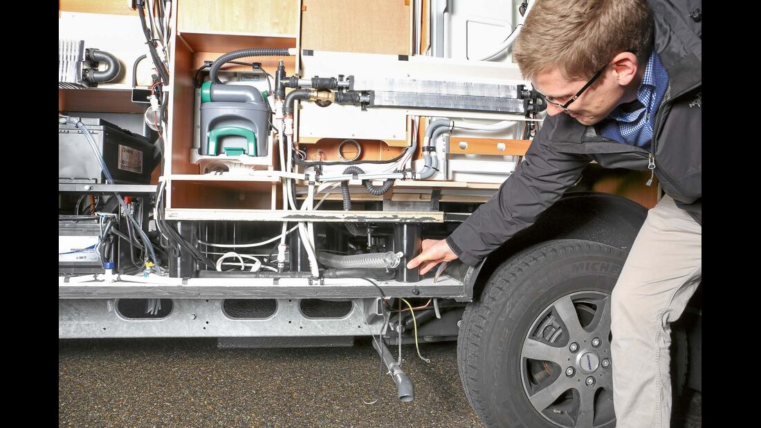 Als Abstandhalter zwischen Aufbau- und Fußboden setzt die B-Klasse auf leichte und dennoch tragfähige Kunststoffröhren.