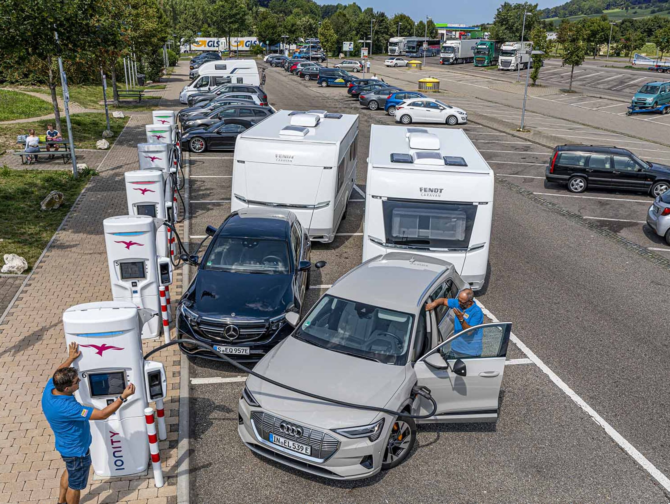 Kann man mit einem Hybrid Auto einen Wohnwagen ziehen?