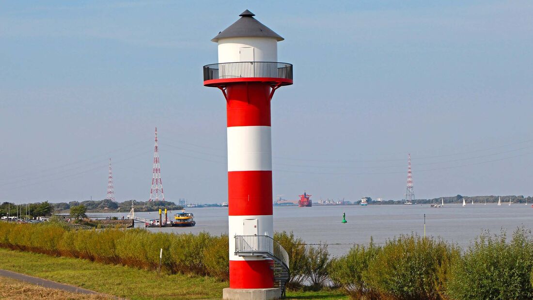 Auf den Deichen nördlich von Hamburg, hier ein Leuchtturm bei Jork, kann man wunderbar Rad fahren