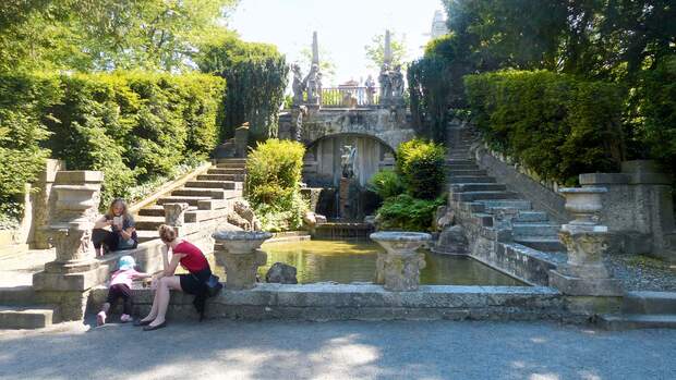Auf der Roseburg werden unterschiedliche Architektur- und Gartenbaustile in gefälliger Weise gemixt.