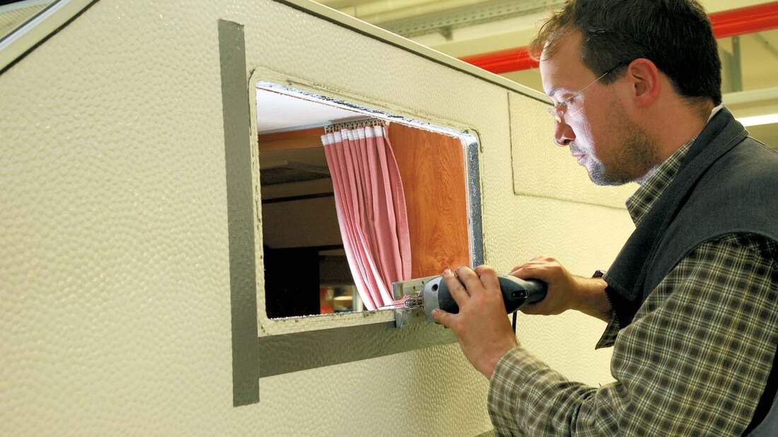 Ausschnitt für Reisemobilfenster wird mit Stichsäge vergrößert