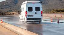 BREMSLEISTUNG ABS-Vollbremsung 80–0 km/h auf bewässertem Asphalt, Testfahrzeug: Fiat Ducato, beladen.