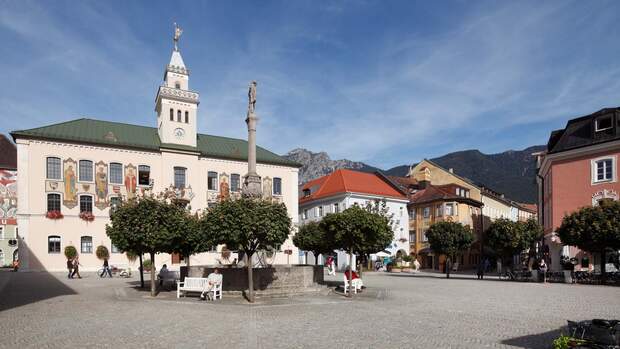 Bad Reichenhall, Rathaus mit Wittelsbach-Brunnen im Berchtesgadener Land.