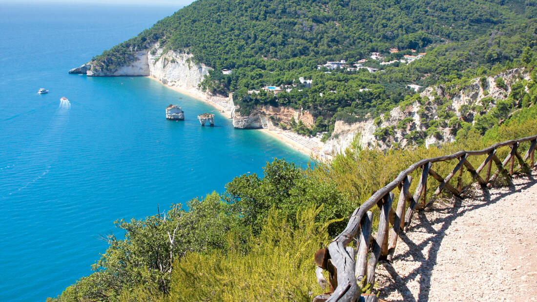 Baia delle Zágare mit markantem Felsentor
