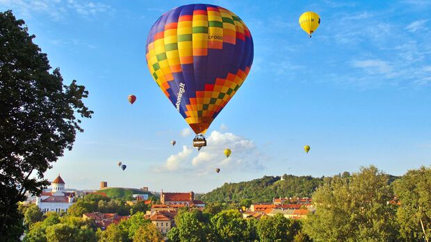 Ballons über Litauens Hauptstadt Vilnius