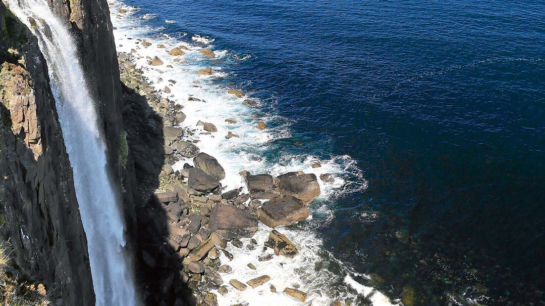 Basaltfels Kilt Rock mit „Mealt Fall“ in Staffin auf der Halbinsel Trotternish