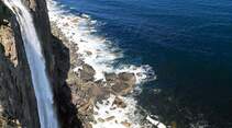 Basaltfels Kilt Rock mit „Mealt Fall“ in Staffin auf der Halbinsel Trotternish