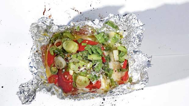 Bei den nächsten Rezepten werden einfach alle Zutaten in Alufolie verpackt und ins Feuer gelegt. Zum Beispiel: Feta-Fete: Fetakäse, Frühlingszwiebeln, Peperoni, getrocknete italienische Kräuter.
