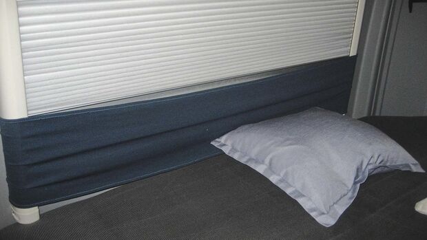 Bei einem Querbett mit Fenster passiert es leicht das man die Faltverdunkelung beim Schlafen eindrückt oder beschädigt.