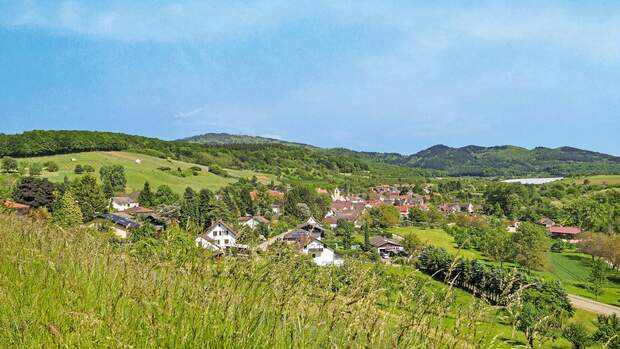 Blick auf den Blauen und den Müllheimer Ortsteil Feldberg.