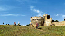 Blick auf die mittelalterliche Stadtmauer von Populonia am Golf von Baratti. 