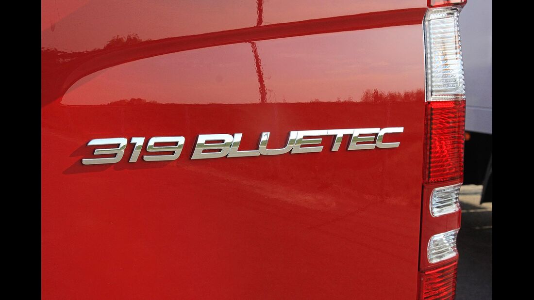 Bluetec steht für die umweltfreundlichen Motoren von Mercedes wie hier beim Sprinter