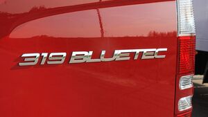 Bluetec steht für die umweltfreundlichen Motoren von Mercedes wie hier beim Sprinter