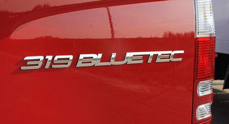 Bluetec steht für die umweltfreundlichen Motoren von Mercedes wie hier beim Sprinter