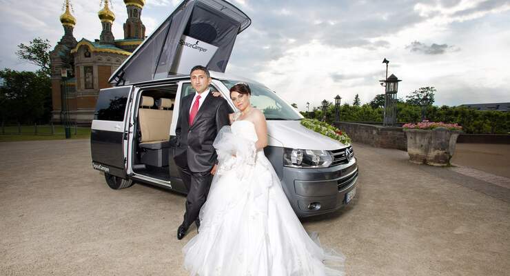 Campingbus mit Brautpaar