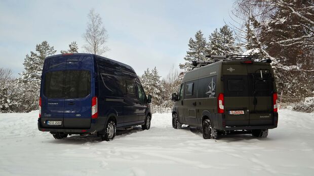 Campingbusse im Schnee