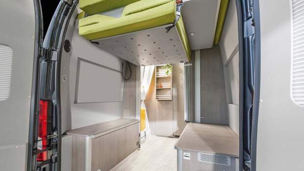 Campingbusse mit Heckhubbett