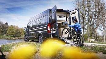 Campingbusse mit Heckhubbett