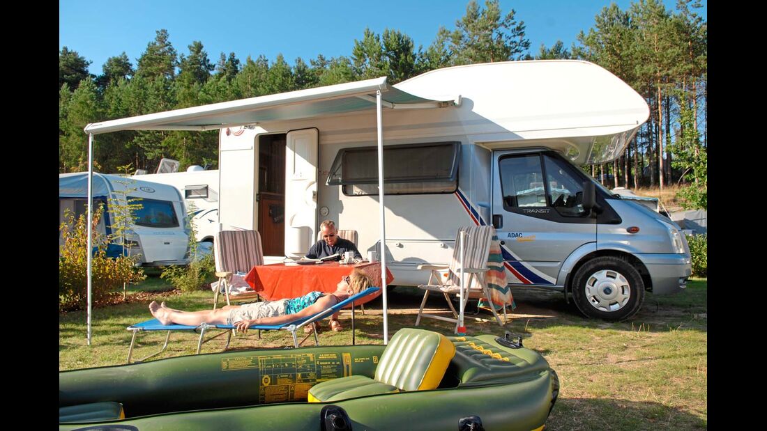 Campingpark am Weißen See: zwischen Kiefern und See.