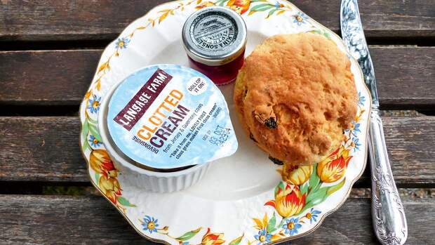 Clotted Cream, Marmelade und Scones