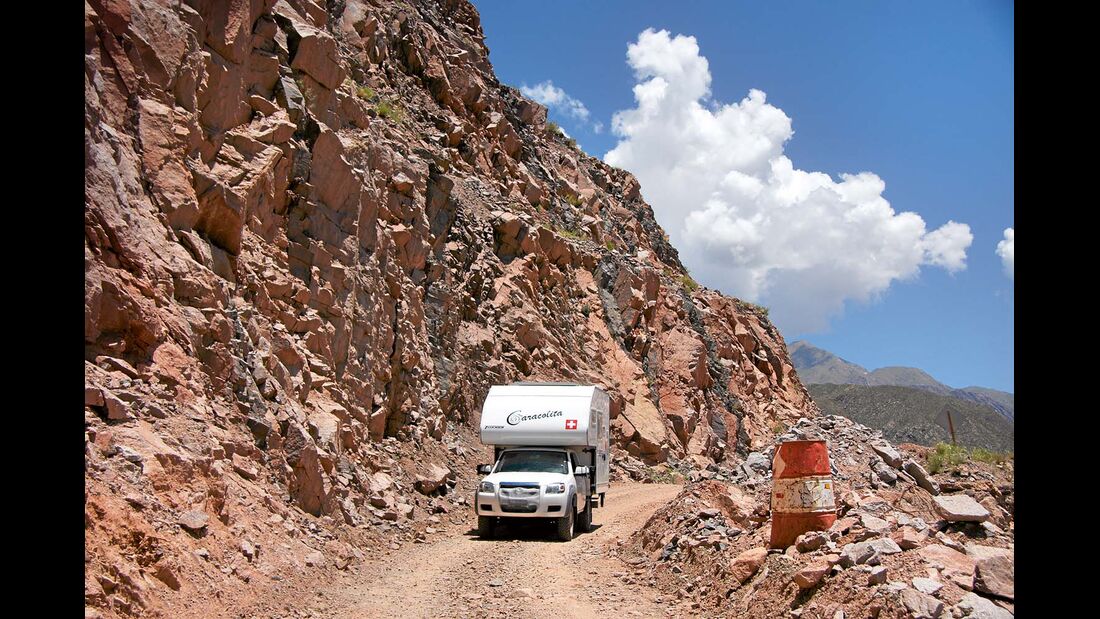 Cuesta de Miranda, Argentinien: Die Schotterpiste führt vorbei an imposanten Felsformationen. 
