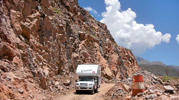 Cuesta de Miranda, Argentinien: Die Schotterpiste führt vorbei an imposanten Felsformationen. 