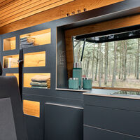Custom-Bus Camper XL Küche mit offenen Seitenfenster