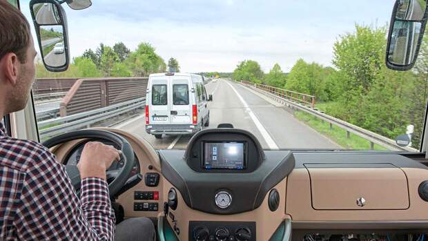 Das AEBS löst eine rettende Vollbremsung aus, wenn der Fahrer versagt oder die Gefahr nicht erkennt.