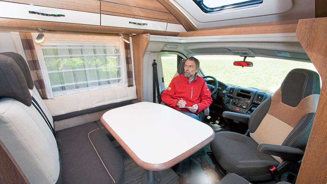 Das Fahrerhaus wirkt  breiter als in Teilintegrierten ueblich.