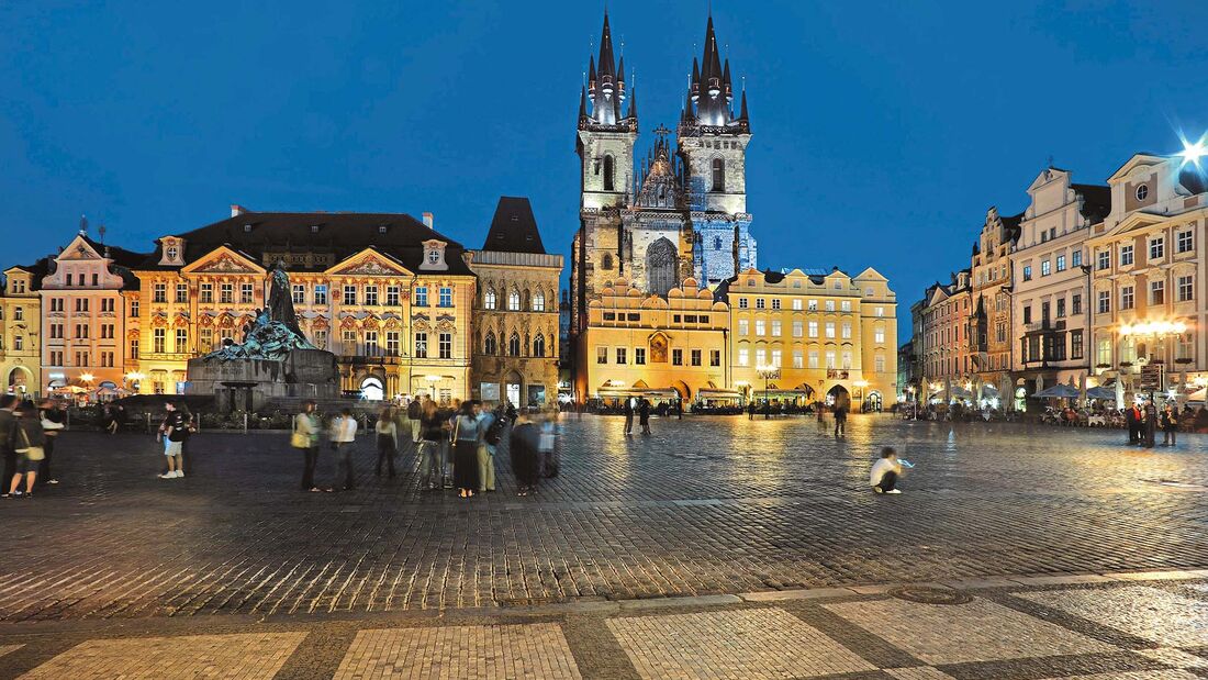 Das Herz Prags: der Altstädter Ring mit Jan-Hus-Denkmal und Teynkirche.