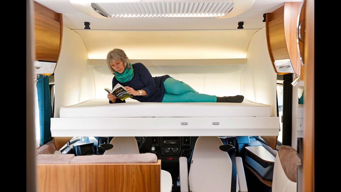 Das Hubbett bietet als Schlafstatt für ein oder zwei Gäste passablen Komfort.