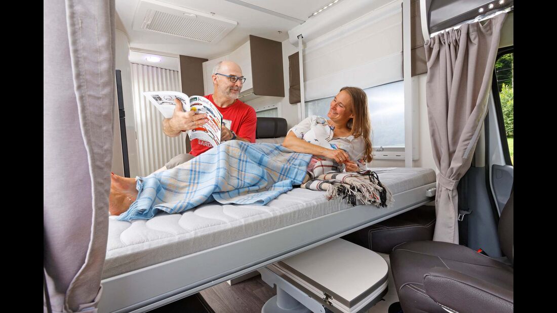 Das Hubbett vorn lässt sich bis auf die Sitze herabsenken und dient sich so mit großer Kopffreiheit und bequemem Einstieg als Elternschlafzimmer an.