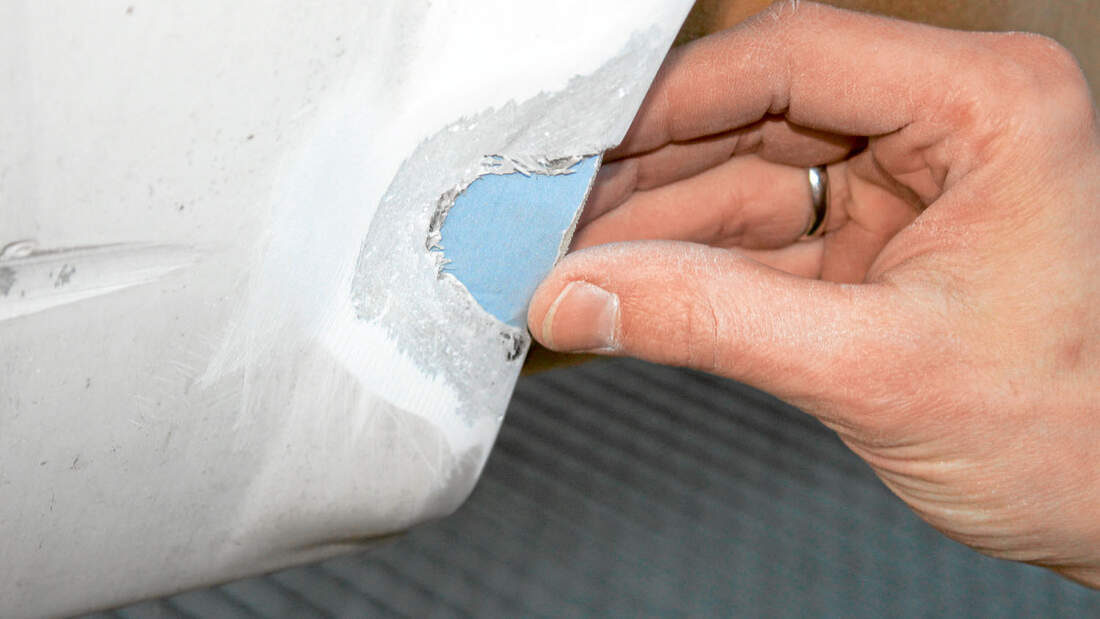 Das Loch sollte mit gut anpassbarem Material unterfuettert werden.