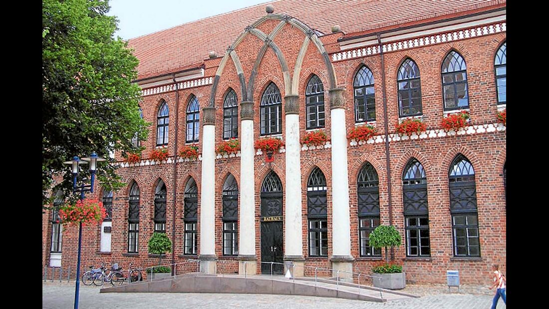 Das Rathaus zählt mit seiner fast 200 Jahre alten Fassade zu den ältesten neogotischen Bauwerken Deutschlands.