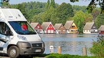 Das Reisemobil parkt direkt am Ufer des Mirower Sees.