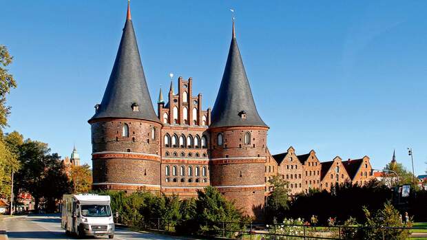 Das mächtige Holstentor am Eingang der Altstadt ist heute ein Museum.