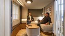 Dass dies das Wohnzimmer eines Reisemobils ist, würden auf Anhieb wohl nur die wenigsten vermuten. So großzügig wie in der Lounge des Harmony geht es selbst in großen Linern nur selten zu. 