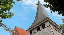 Der Glockenturm von St. Matthias in Jork wurde neben der Kirche errichtet.