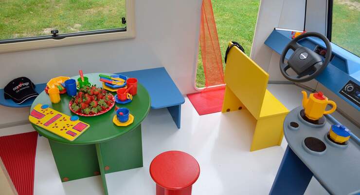 Der Reisemobil-Nachwuchs in Slowenien freut sich über das Modell Carthago Kids-Line, ein Spielmobil.