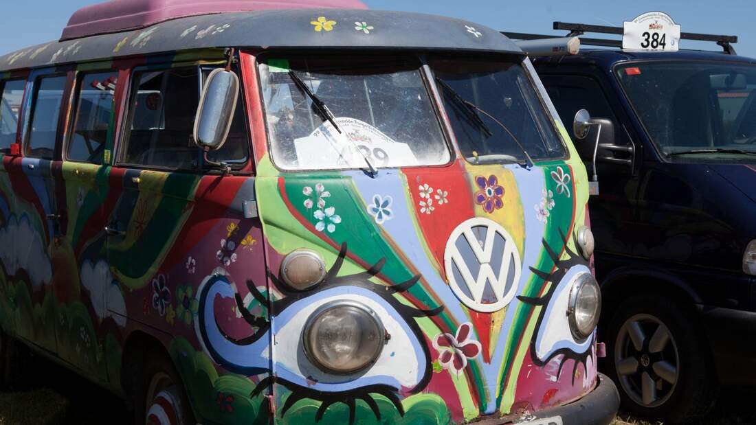 Der Strand von Sant Pere Pescador wird vom 14. – 16. Juni zum Eldorado der Windsurf-Elite und der Freunde des VW-Bulli.