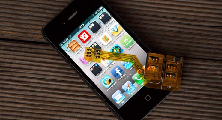 Der neue Triple-SIM-Adapter von Callstel erlaubt, bis zu drei Handy-Verträge in einem iPhone 4/4S zu nutzen.