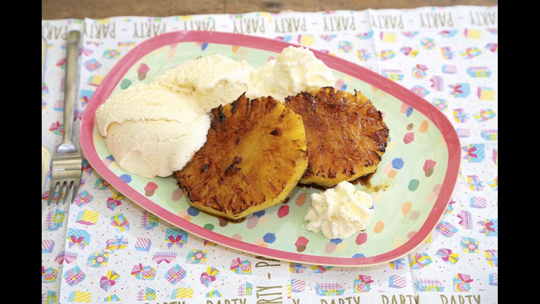 Dessert-Klassiker gegrillte Ananas mit Vanilleeis – genauso lecker: Wassermelone oder Pfirsich.