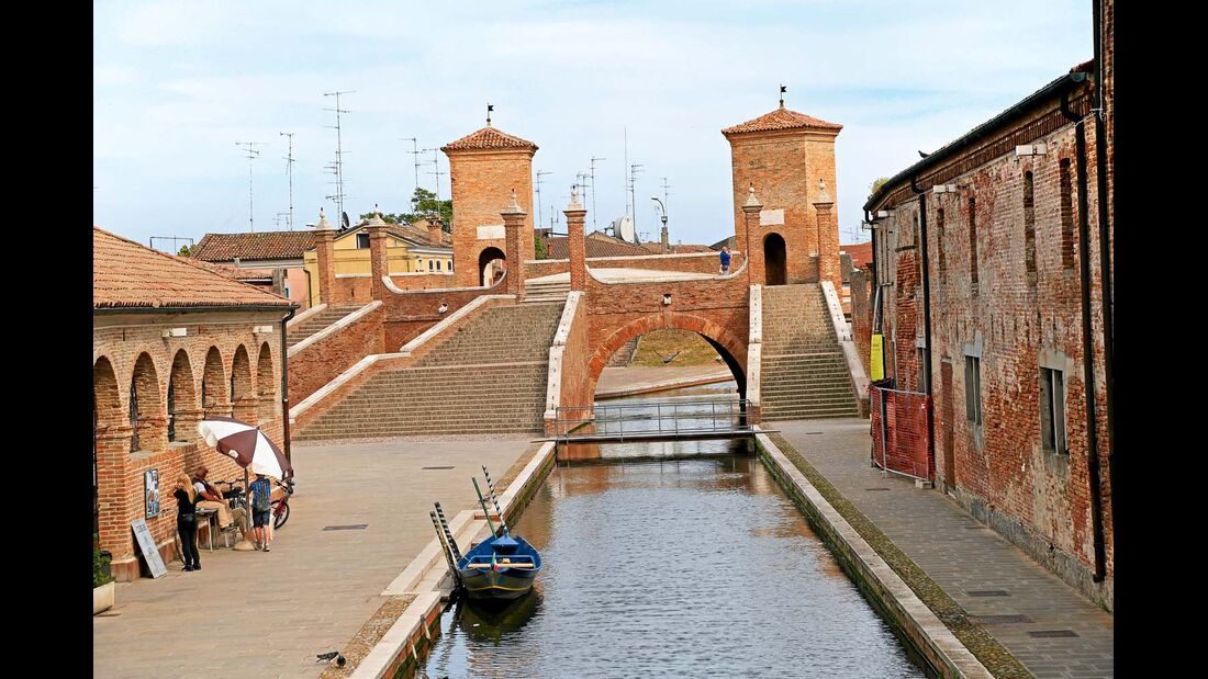Die Brücke „Treponti“ überspannt vier Kanäle.