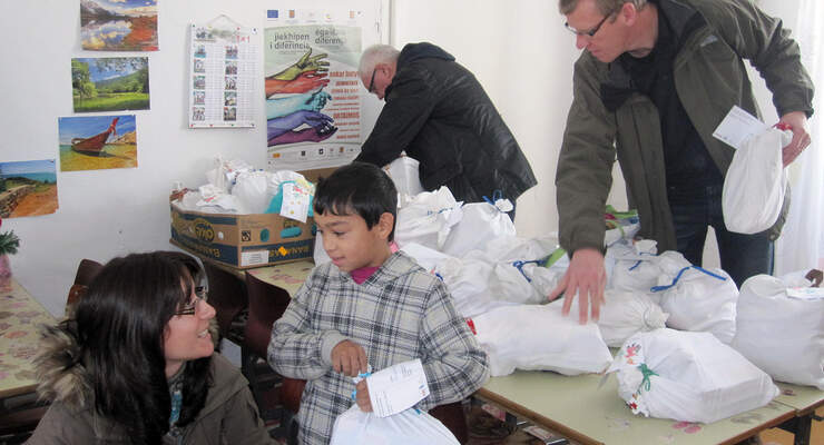 Die Dethleffs Family Stiftung überreichte der Pater Berno Stiftung Weihnachtsgeschenke und Spendenscheck in Höhe von 10.000 Euro.